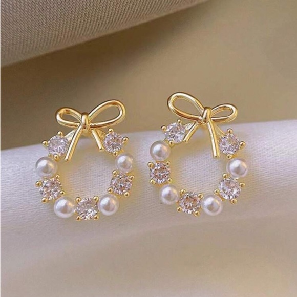 Elegant Gold and Pearl Bow Earrings - Picture 3 of 4